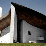 近代建築の三大巨匠の一人であるル・コルビュジエ（Le Corbusier）作のロンシャン礼拝堂。内外スタッコ仕上げが見られる。
