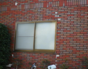 剝落したタイル箇所は窓周りの出隅部分です。地震外力や建物の歪みがかかる箇所です。モルタルもこの部分でひび割れがおきます。